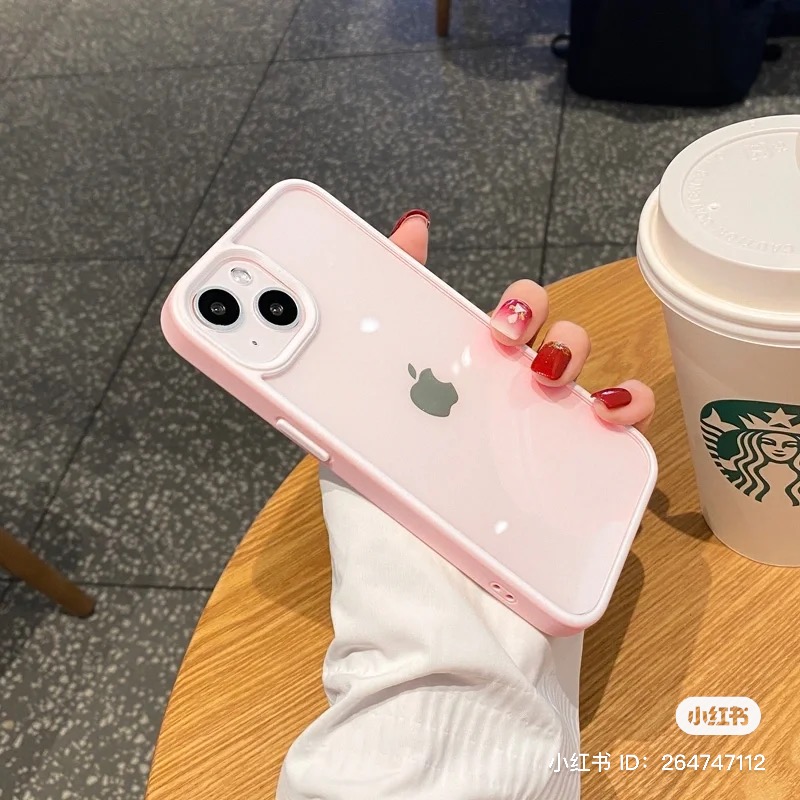 # 粉色iPhone 13、13mini撩爆少女心 本次粉色iPhone 13没有让大家失望!清浅柔和的粉色透过镜头拍出来比较不明显,但据悉亲眼看到的实物粉色调饱和度调的非常刚好,加上背壳本身材质上自带的晶透感,是少女们理想中的「小粉机」无误 ♥