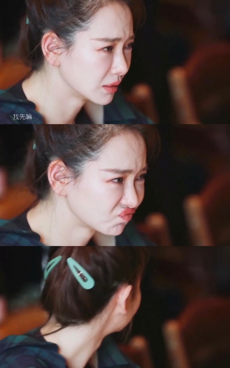 戚薇边流泪边说:「我先(走)嘛...后面的事(身后事)我会搞不定的...我先嘛...」,随后背过身去忍不住哭崩,承受不住未来可能会面对先失去最爱的他的悲伤。