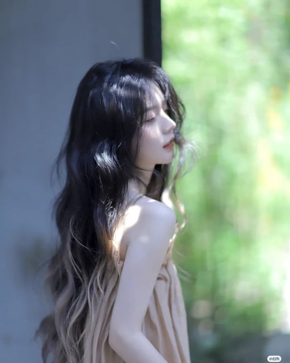 02 / 身体&头发专用香氛 由于绝大部分的身体香氛都兼具补水功效，刚洗完热水澡趁身体肌肤毛孔处于敞开状态，用Body & Hair Mist 身体&头发专用香氛专用香氛在皮肤上喷一喷不仅保湿补水，还能让香气瞬间和肌肤“融为一体”，达到真正的「自带体香」效果！ 非头发专用香水一般含酒精，容易让发丝变得很干涩～想要“浑身香喷喷到连头发丝都香”，但不想如一般香水般存在感太强烈？头发专用香氛亦是很棒的选择～