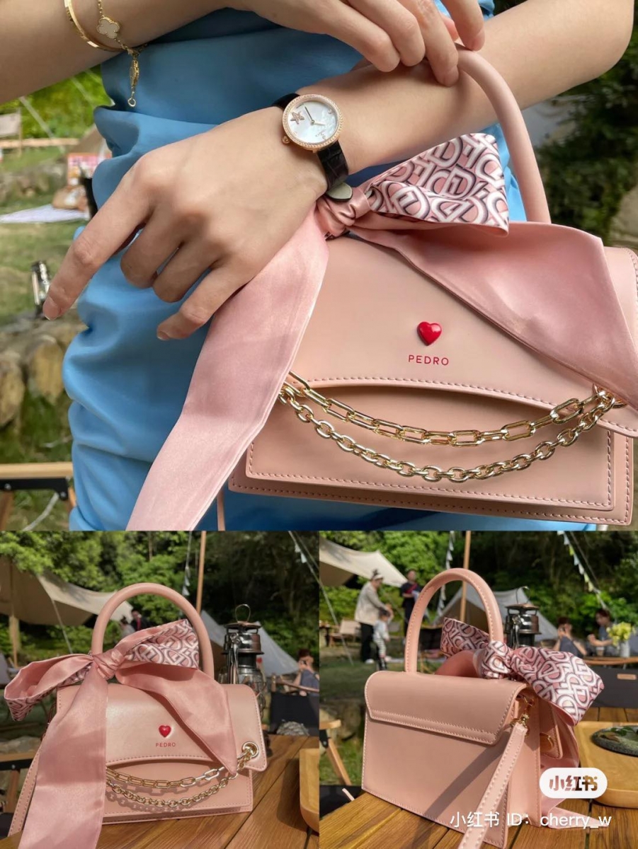 03 / PEDRO 可爱优雅小箱包 Boxy Leather Top Handle Bag 喜欢粉嫩色系的女生,这款小箱包可以考虑入手!四四方方棱角鲜明的包型倍显优雅,配上梦幻粉色或奶油黄色后不失可爱减龄感,缀以结构不同的金属双层链条,视觉上层次感更为丰富、利落大方!小把手可以当手提袋,配上可拆卸的肩带即可用作通勤斜跨包,搭配性很高~ >>> 【点击前往官网查看】