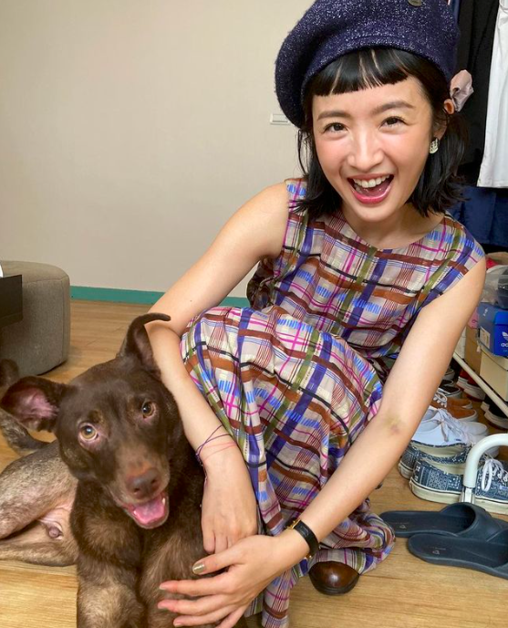 消息曝光后台媒第一时间尝试联系当事人确认是否属实，不久后林依晨透过经纪人向各界证实了怀孕喜讯，并透露预产期定于来临10月底，目前原本身处美国的老公Charles林于超已经悄悄赶回台湾陪伴准妈咪林依晨待产。