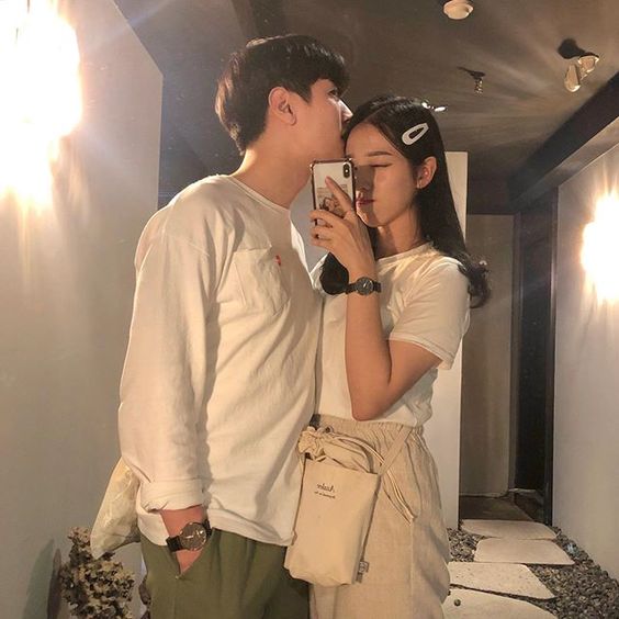 夫妻二人满怀期望一起打开医生提供的信件,为了记录这一刻,还特意用手机拍摄,记录俩人为了准备孕育小孩作出的努力。然而等待2个月终于出炉的消息却让他们心碎不已,信件中指出,由于检验出隐疾,院方建议诺薇进行子宫切除手术,孕育小孩梦碎。