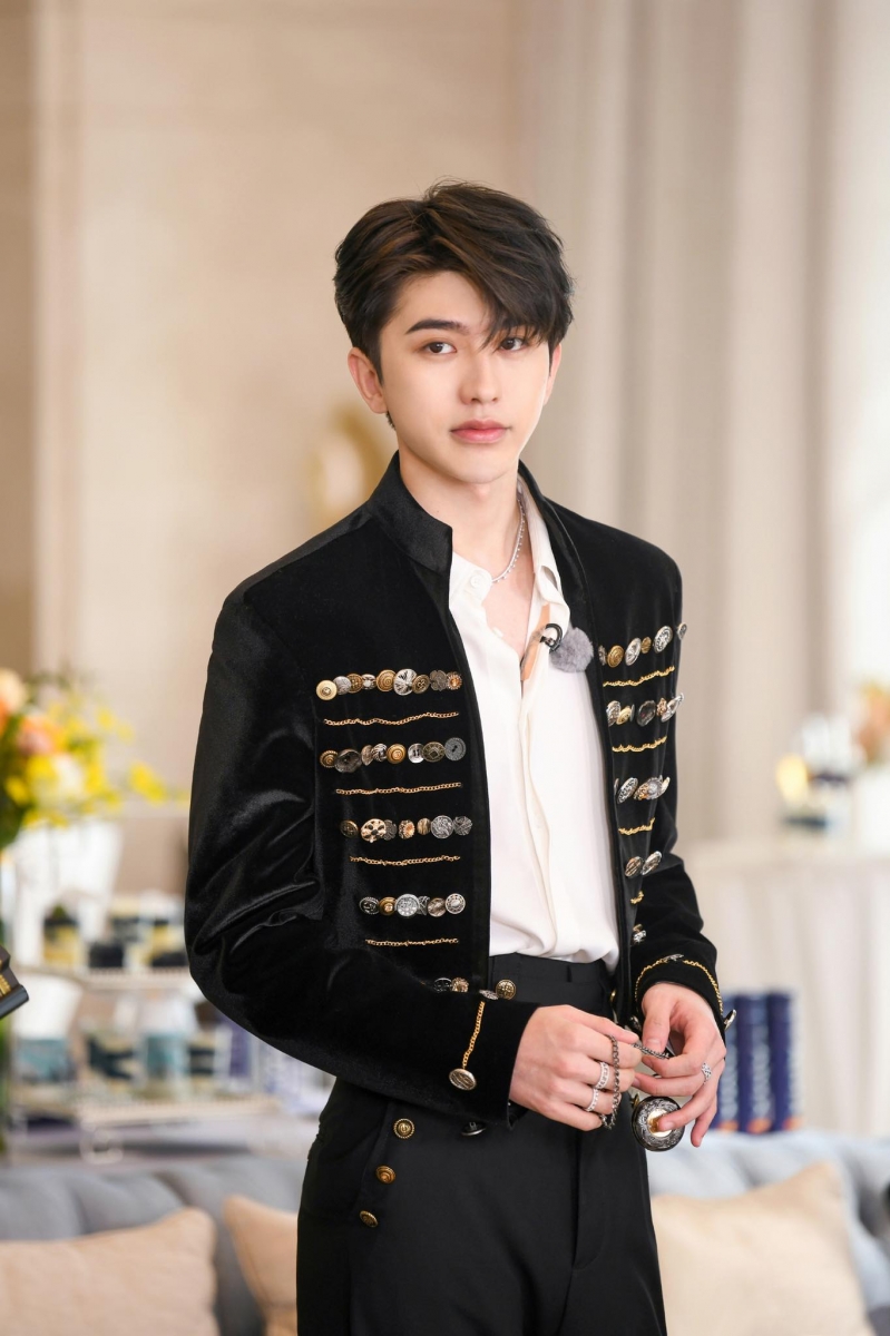 # 网民粉丝大感不满:什么时候外表秀气就成了娘炮?审美就要有“固定模板”吗? 许多粉丝和网民对此深表不满,认为鹿晗本人一直恪守本分没有身陷负面新闻,无法接受官媒用他的配图影射他是“娘炮”,更无法理解为什么要在长相较秀气的男性身上,打上“娘炮”这种带有明显性别歧视色彩的标签: