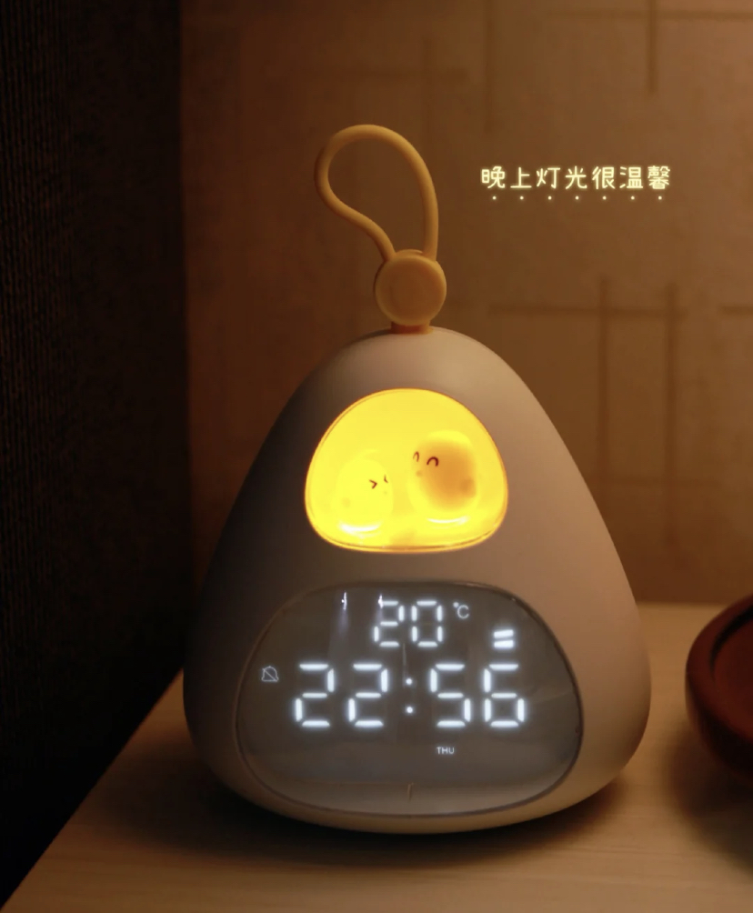 夜里看起来是柔和的暖光,不会太亮或刺眼。