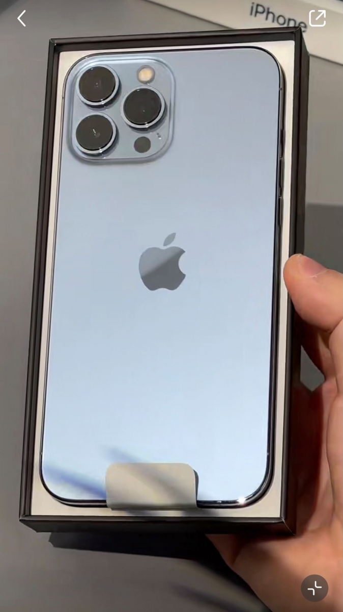 # 「冰雪女王系」远峰蓝色iPhone 13 Pro、Pro Max 不少博主都大赞这是款Elsa冰雪女王系配色!而且苹果似乎吸取了去年「深蓝变垃圾桶蓝」的色差教训,今年的远峰蓝实体机的色调和官方照片几乎一致~金属感边框加上细腻磨砂质感的背壳,无论手感或视觉感受都一绝!
