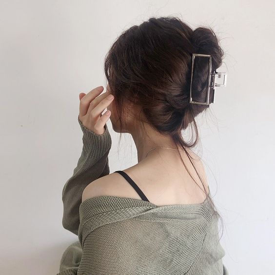 在喷香水方面也有秘诀！一般我们都会将香水喷到手腕内侧、颈部，虽然这两处确实能让香味的体现有感提升，但在户外活动的话这两处也是「流汗重灾区」（笑）这时候香水的味道混杂了汗水气味...真心难以言喻啊～因此妮可欧尼私心推荐大家的「心机喷香水小诀窍」是，把喜欢的香水喷洒在连衣裙的裙边、衣物的边边，以及膝盖的部分，这样一来在你走路、移动的时候身上就会散发出从下往上淡淡的味道，完全不会给人感觉香气过于浓烈。