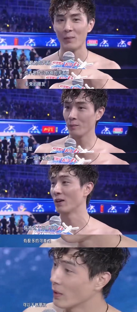 李承铉2013年参加《星条水立方》时被拍到频频摆出「7V」的手势,主持人“起哄”问他是不是在示爱时,仅以一句「信戚哥不挂科」甜蜜回应。 某次主持人再提问:「其他男生跟戚薇的关系,和你和戚薇的关系一样,可以吗?」,李承铉的回答在如今看来一整个「甜度破表」,直接公开暗示了未来自己会把戚薇娶回家!♥