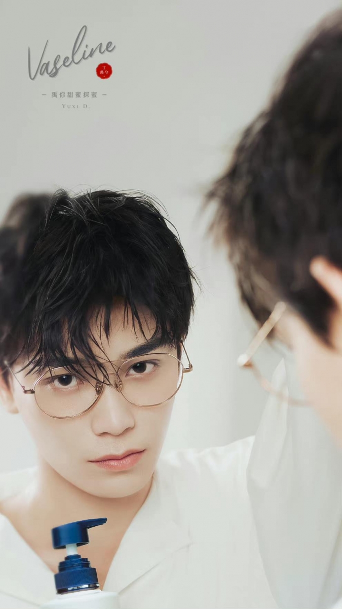 丁禹兮 很有日系少年感气质的「小丁」丁禹兮去年因《传闻中的陈芊芊》出圈，但今年在甜宠剧《月光变奏曲》的时装造型更突显了其外型优势，剧中金丝边眼镜造型适配度高到让不少粉丝喊话：「申请把金丝框眼镜焊死在小丁脸上」！许多网友也表示直到看了丁禹兮的眼镜Look之前一直没有Get到他的颜值，看过后禁不住想大赞「九敏～～～小丁的眼镜杀真的太欲了 ♥」