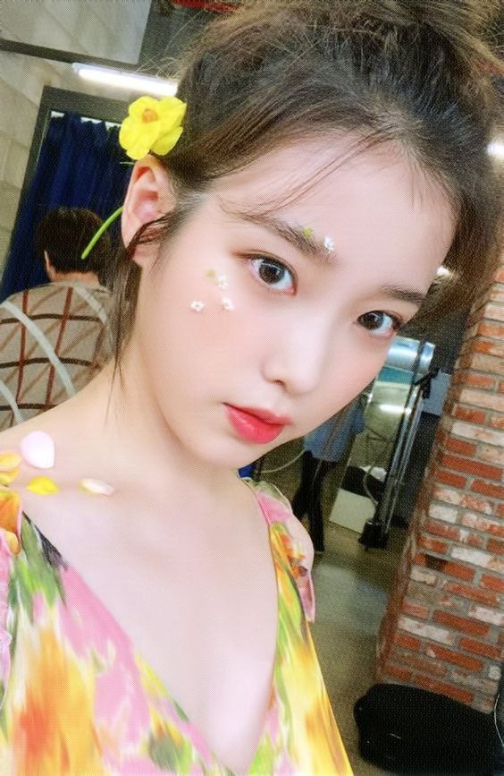 01 / IU李知恩牛奶肌护肤秘诀:化妆水湿敷加入「这个」效果加倍! 说道韩国女爱豆牛奶肌代表,相信很多人和编一样,都会第一时间联想到IU李知恩!她曾透露自己的「湿敷保养秘诀」,在皮肤突然闹情绪、局部干燥起屑、感觉皮肤很紧绷时,可以倒出适量化妆水中,往里面加入几滴成分单纯的养肤精油,之后用它将化妆棉彻底浸湿、给皮肤湿敷「充电」,可以在短时间内达到舒缓镇静、加强肌肤水油平衡的效果。