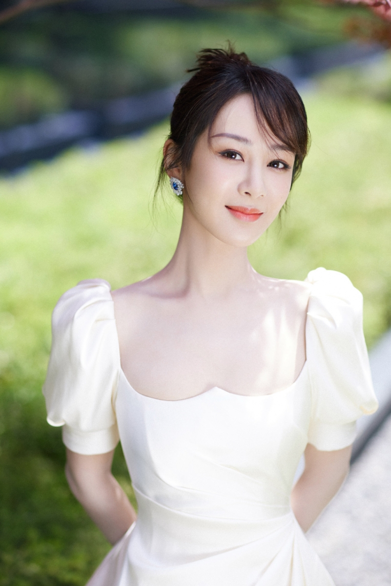 05 / 杨紫牛奶肌护肤秘诀:把握好睡眠时段的「肌肤黄金修复期」 「男神收割机」杨紫曾在采访中分享自己的日常护肤小贴士,但凡觉得皮肤状态很干燥时,睡前她会厚涂一层睡眠面膜,把握好睡眠时段「肌肤黄金修复期」,让皮肤一整个晚上舒服地“躺”在睡眠面膜底下好好吸收滋养。