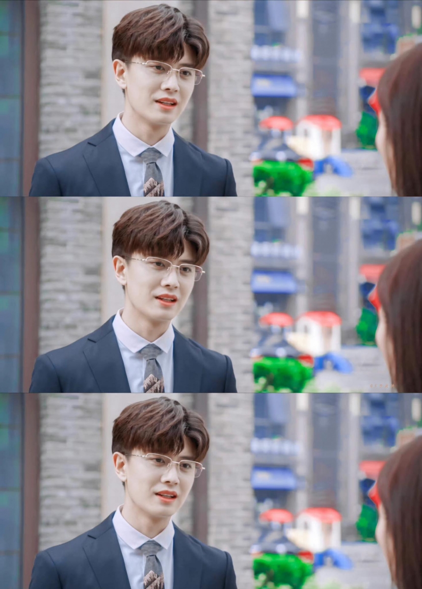 近日任嘉伦和白鹿领衔主演的《一生一世》实火！辰时夫妇高甜度?️、CP感?️，加上呼应前生虐恋的梦幻古今联动，无论是单看这部或在看完《周生如故》后接着追看都非常可啊 ♥ 除了男女主角的高甜情节很好嗑，剧中隐藏的「周生辰浪漫谐音梗」也多次登上热搜，被大赞是一部节感人、值得反复观看抠细节的好剧！不少网友笑称「谁说周生辰是木讷钢铁直男？他那是直男的浪漫小心思你永远猜不透～」周生辰式浪漫小细节有哪些？一起来看看：