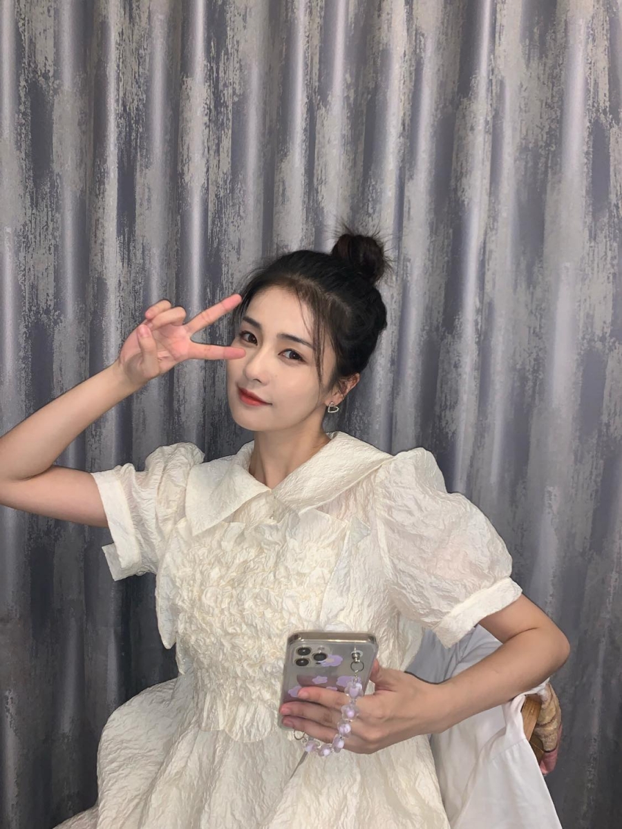 饮食搭配上,早餐基本不择食、什么都可以吃;午餐用粗粮和膳食纤维高的蔬菜,搭配清淡调味的鸡胸肉、牛肉、鸡蛋等补充蛋白质;晚餐可以完全不吃,或在7点以前吃高纤维蔬果解馋。