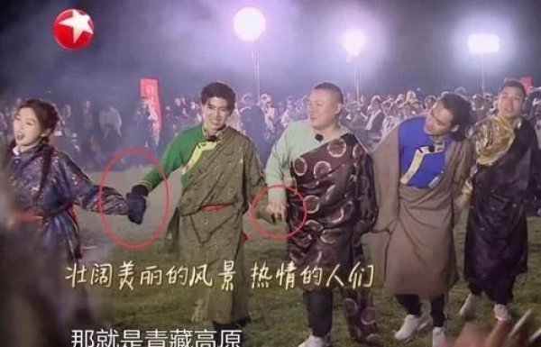 节目中和女嘉宾保持适当距离 近年人气攀升的任嘉伦除了拍戏,真人秀、综艺节目的邀约也不少。某次在真人秀节目中,嘉宾们需要在游戏环节中牵手围成圈圈,任嘉伦在和其他嘉宾牵手时,左手和岳云鹏是十指相扣式牵手,右手则下意识隔着虞书欣的袖子轻轻挽住她的手,保持适当距离的同时,也是对女生的「礼仪之手」和尊重。