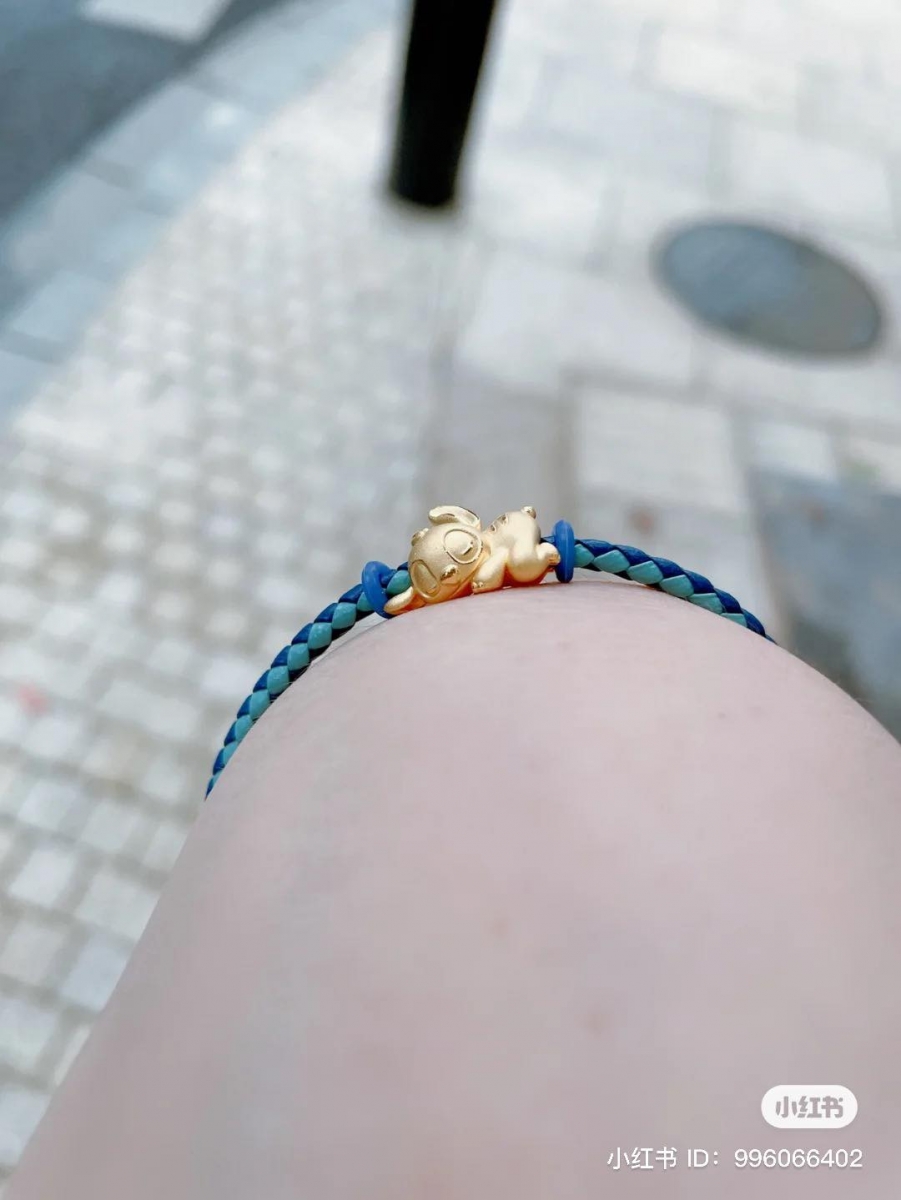 足金打造的这只「奇遇好梦」主题趴趴史迪奇Stitch串饰,重量大约1.09克,尺寸约0.98cm x 1.61cm,作为手环串饰大小刚好!周大福官方公布的设计理念是:「漫游在每一个奇遇星球里,而我只想把遇到的好梦都给你~每一个奇梦趴趴都是憨态可掬的睡颜模样,呆萌可爱就是要给你一个爱的抱抱」❤️