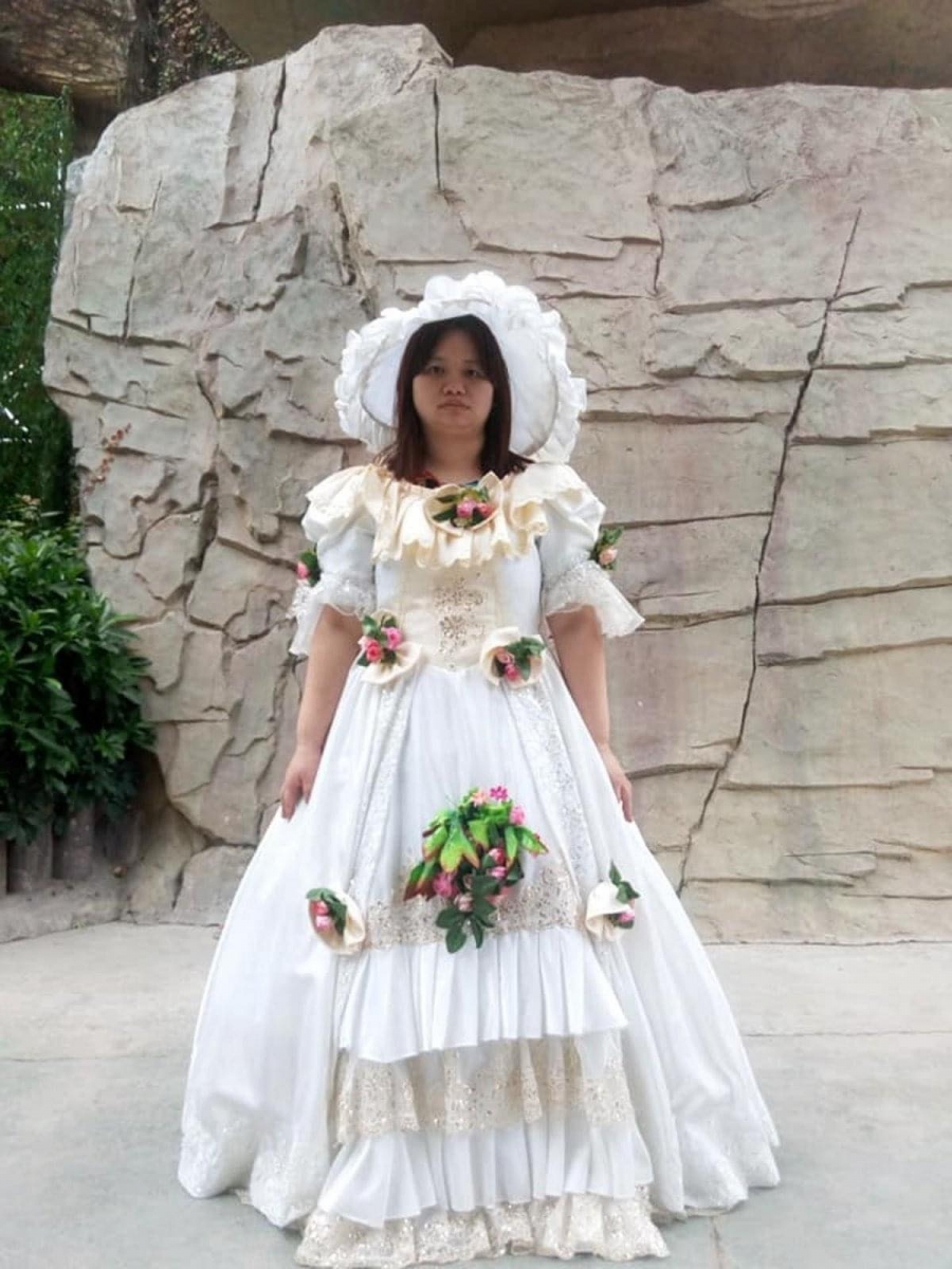 阿仪在网络上爆红后，不少网民开启「地毯式人肉搜索」翻出她早年间拍摄的个人照片，可以看出阿仪从以前开始就非常喜欢打扮和拍照，形象也非常百遍！格格装、韩服、日式和服、古典名媛造型等都尝试过！大家更喜欢阿仪的那款造型、最欣赏她哪一点呢？