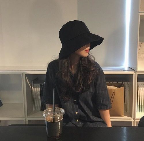 最近「社交牛逼症」一词火遍全网,用以形容那些在社交场合或陌生人很多的环境下毫无压力、轻松游走于人群中和大家都自来熟的人,和任何性别、年龄层者几乎都能无缝衔接畅快聊天,团体聚会中也总是活络气氛的C为代表。与之彻底相反的,说的正是内心总有千百万个理由拒绝社交的「社恐青年」了~以下掀网热议的「社交恐惧症状TOP 10」,你中了多少个项呢?