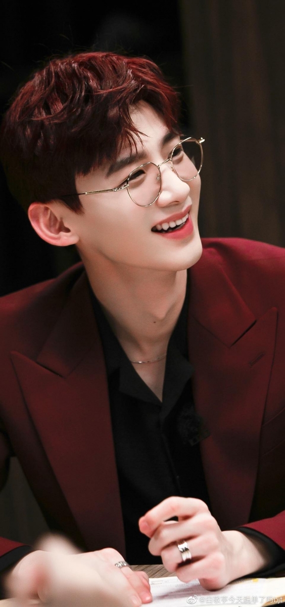 白敬亭 很有时尚Sense的的白敬亭无论出演节目、拍剧或私服造型都是公认的“行走的荷尔蒙”！圆框、半框、金丝框等等各类镜框类型，在他身上都能映衬出截然不同的魅力，“眼镜杀·杀伤力”超狂！