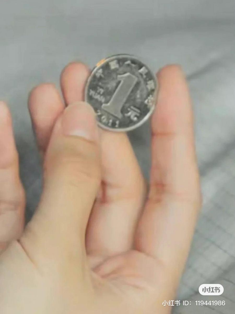 2、周生辰2011年制的1元硬币 = 一生一世，爱你时宜  周生辰和时宜领证后的早晨，周生辰把一枚1元硬币给了时宜，定格细看会发现硬币上镌刻的产出年份是「2011年」；谐音读作20（爱你）11（时宜），结合一枚一元硬币的，是「一生一世，爱你时宜」的意思！但这一幕也被脑洞超大的网民“恶搞”，笑称是「睡一晚，给一元」，超损的 ?