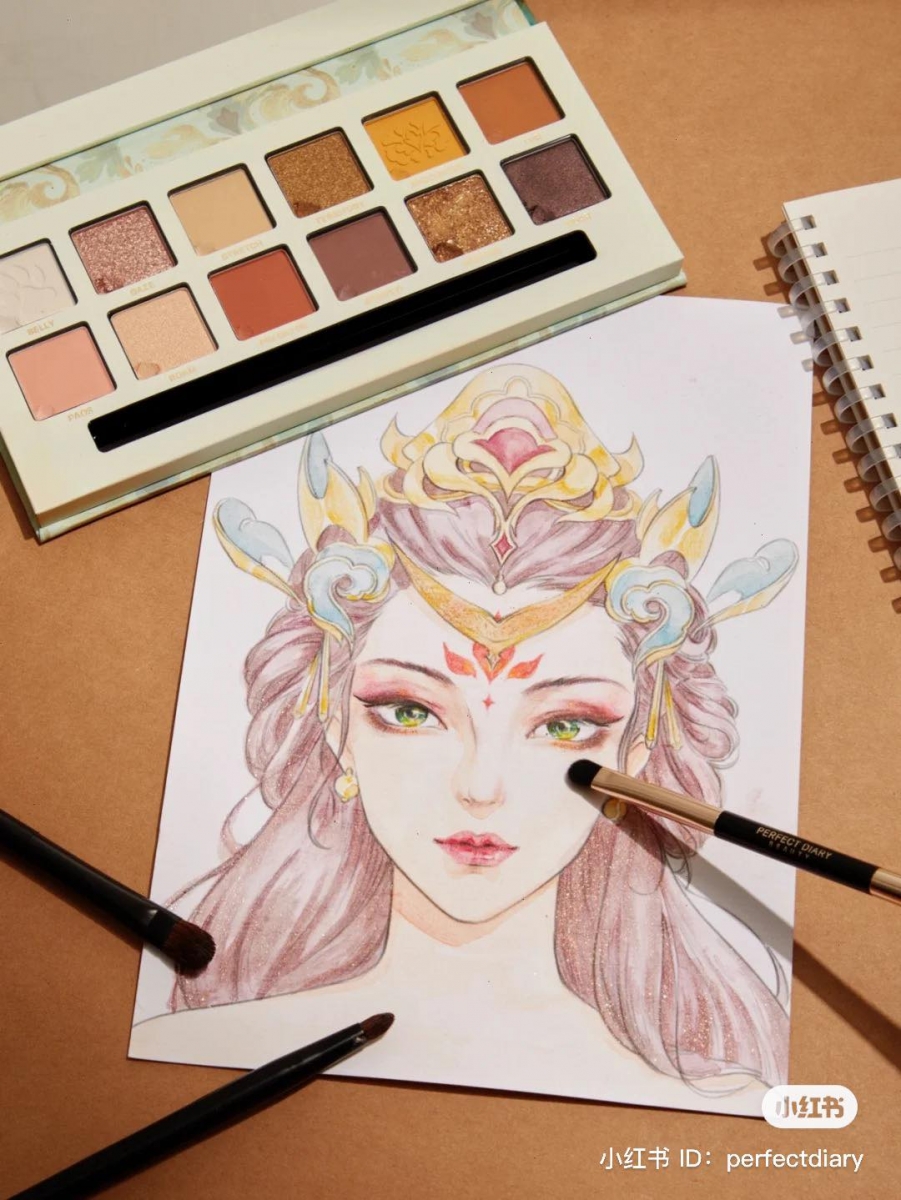 华丽贵气「杨玉环」橘棕盘 想要打造氛围感拉满的「人间富贵花」般贵里贵气、又飒又美的眼妆，不妨选择专为「落日氛围感」而生的杨玉环橘棕盘；上排左二、下排右二的碎钻亮片色绝对是点睛之笔！