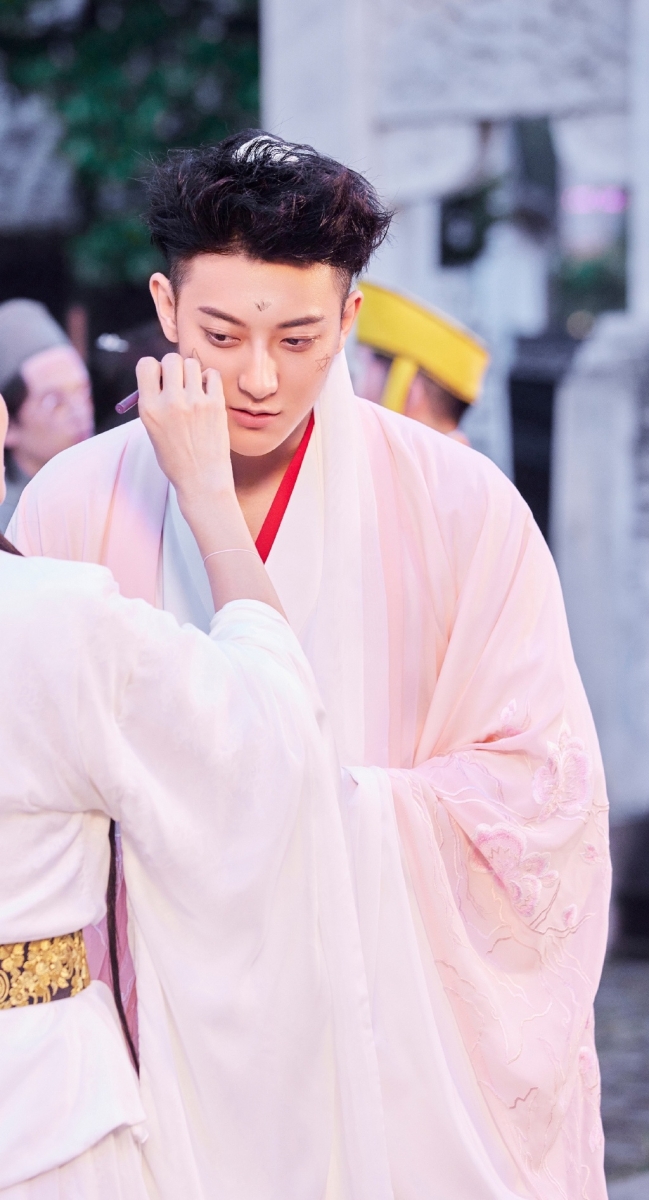 审美风向有些不对，浓的淡的势均力敌才是正常的