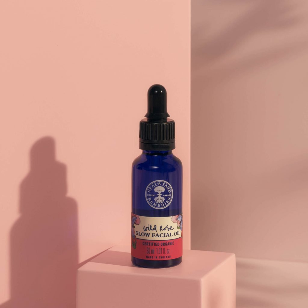 ✨ 美编推荐 :Neal‘s Yard Remedies Glow Facial Oil Neal’s Yard Remedies本季推出的Wild Rose系列包含AHA Toner果酸化妆水、Eye Brightener眼霜、Glow Day Cream保湿面霜以及Glow Facial Oil美容精油,全线主打蕴含有机野生玫瑰果油以及多重高效养肤的天然植物萃取,让皮肤在使用后紧致柔嫩+GLOW起来,守住少女肌。其中轻盈质地的Wild Rose Glow Facial Oil在肌肤上的吸收力和保养力都十分惊艳,其中蕴含有机葡萄籽油、乳木果油和橄榄叶萃取,搭配爽肤水/调理液使用,肌肤水嫩度有感提升;使用一段时间后还有均匀肤色、抚平粗糙肌肤的卓越效果 ♥