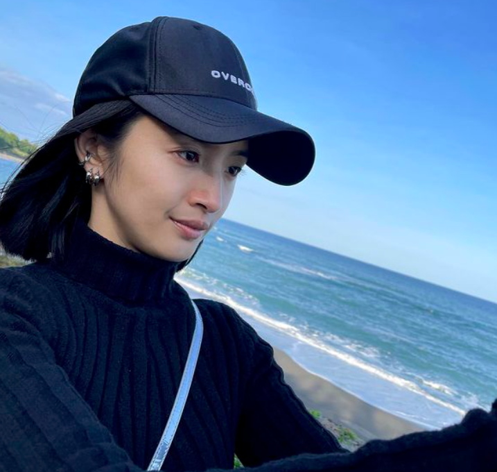 据悉林依晨怀孕后其工作团队、家人好友们都保密到家，前几个月释出的代言广告，几乎都只有上半身入镜，全身身影不是切到远景就是只有背影，丝毫看不出好「孕」到。 早前她受访时透露，和丈夫因工作原因长期分居于台湾、美国两地，加上去年爆发疫情后往返两地需要进行隔离，因此夫妻二人从原本就聚少离多的1、2个月碰面一次，变成3、4个月甚至大半年才能见彼此一面。