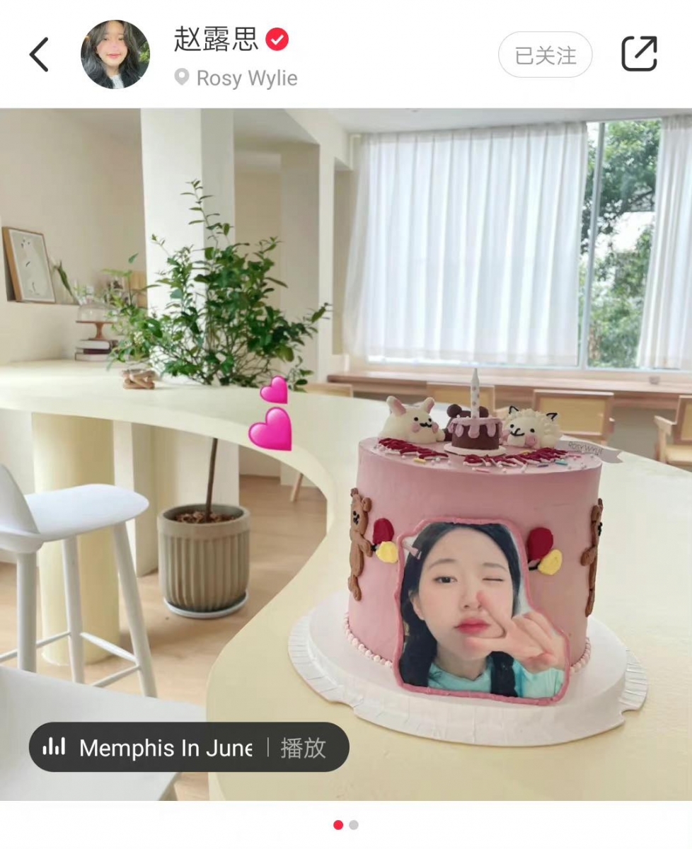 9月9日杨洋迎来30岁生日,而他和工作室也分别发布了庆祝生日的照片和粉丝们分享喜悦。当天工作室晒出的照片中,杨洋身边有颗以星空为主题,用玉兔、太空人、小星球、绵羊和Q版杨洋公仔点缀的精致蛋糕。