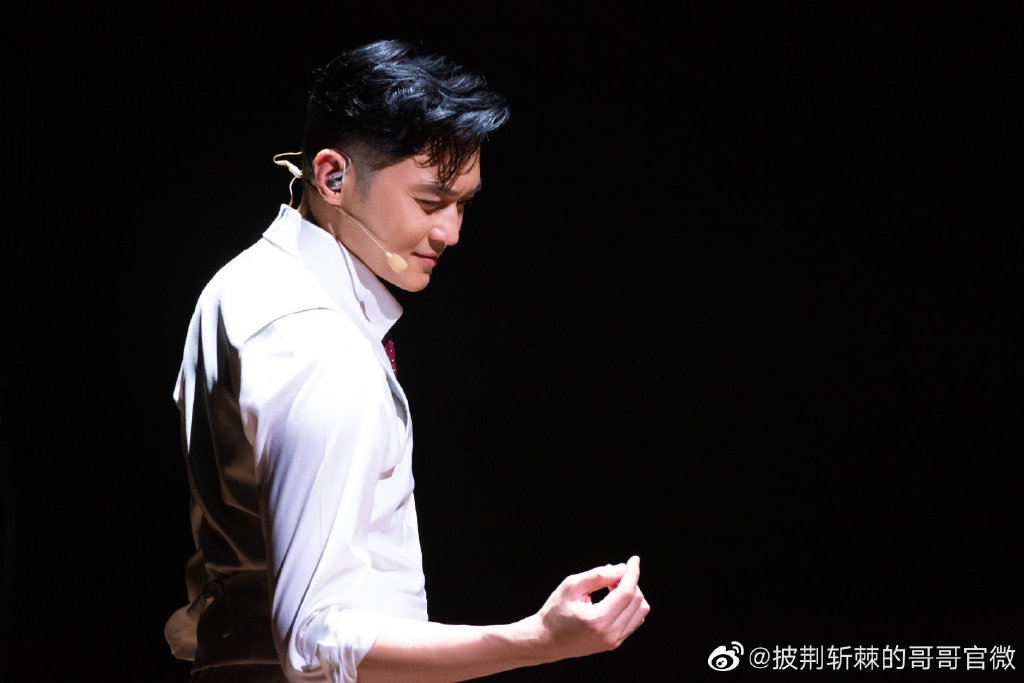 张智霖对镜子扭臀大跳曼波舞的这段表演超级吸睛,播出后更是直接冲上微博热搜话题榜!除了其民国复古LOOK也让剧迷们纷纷高呼「梦回《西关大少》」、「从小就是我的人间理想型,智霖哥YYDS」,也有不少网民感叹他的冻龄魅力:「同龄人这样“扭”多少都会让人看着觉得有点油腻,张智霖到底是怎么做到效果这么好、这么帅!?」、「再度为我心目中永远的男神疯狂!身材有型、样子冻龄,究竟是怎么保养的啊~」