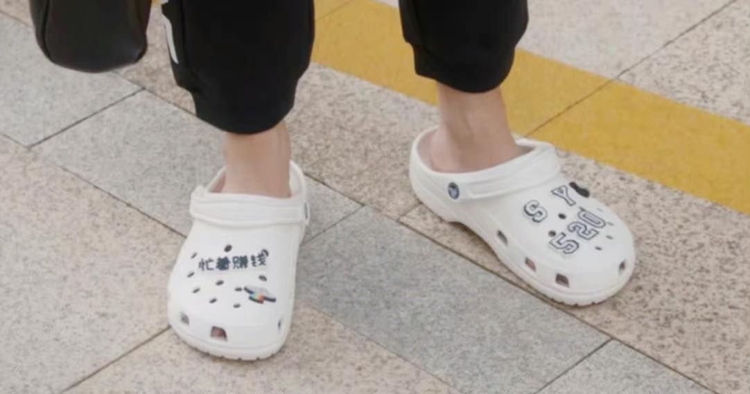 5、周生辰和时宜的鞋子  不止想给编剧大大献上膝盖，带显微镜在看剧的网友们「火眼金睛」也是贼强大啊（笑）周生辰和时宜的居家拖鞋上有别上一些小缀饰，放大细看可以看到周生辰鞋子上写着「忙着赚钱」、「S Y 520 （时宜我爱你）」，而时宜脚上的拖鞋写的是「Z S C （周生辰）」、「520 （我爱你）」，小两口子竟然连拖鞋都用来告白真的太、太、太甜啦 ～