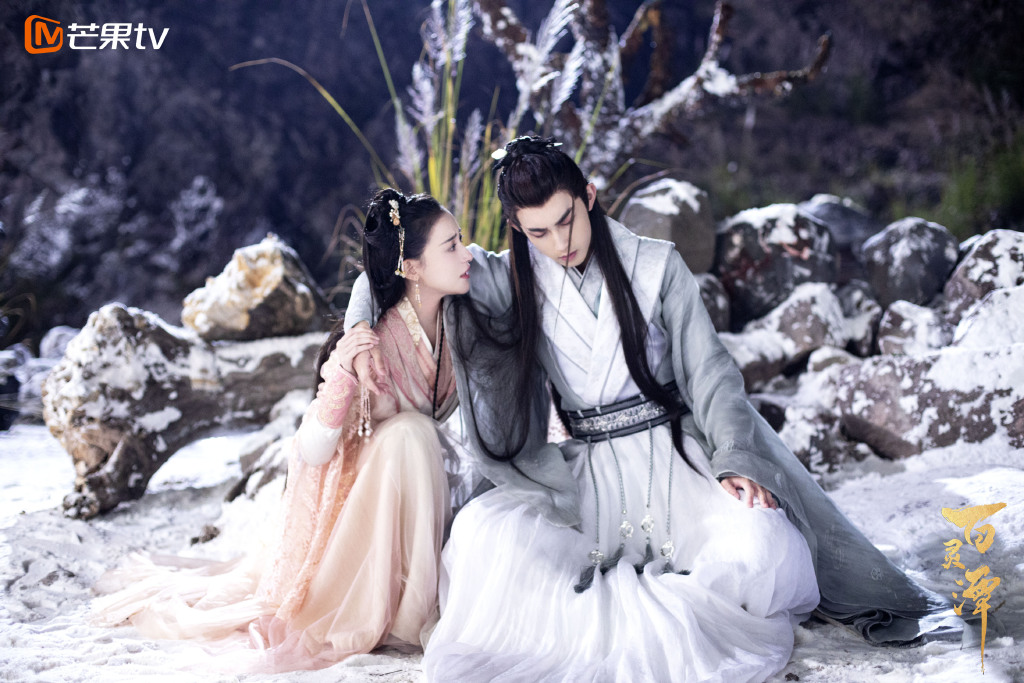 百灵谭》整体故事紧凑，大千世界千奇百怪的妖灵有血有情，演员们之间的CP感也处理得很棒！上线开播后被大赞虽然是小成本制作、没有大咖流量演员，但总体而言表现很优秀、意外地好看，喜欢仙侠剧、古装奇幻类甜宠剧的女生可以开追～