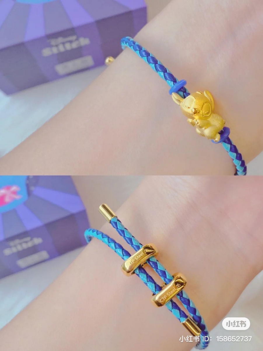 趴趴史迪奇Stitch串饰本身会搭配一条编织设计的星际蓝色皮革手绳,末端的双金属扣设计很稳固,可以按个人手腕大小自由调节Size,超级贴心!