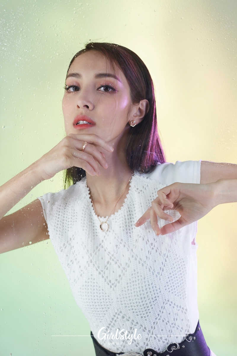 看似一动一静的Grace和丈夫郑嘉颖,在步入婚姻、为人父母的过程中,携手摸索出了共通的相处模式与默契。