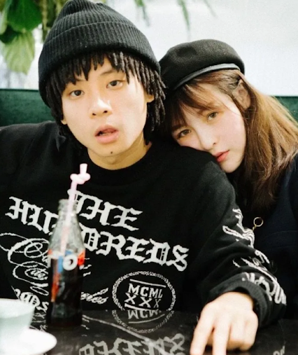 布瑞吉紧接着对太太的告白让网友们感动到红了眼眶,他说「我不知道一辈子有多长,但我相信,她愿意和我一辈子,我也愿意和她一辈子」,和其他哥哥们对家中爱妻的告白一样,简简单单的词语、没有天花乱坠的言语修饰,却已足够浪漫、爱意满满 ♥