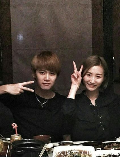 当时任嘉伦公开恋情和已婚的举动,确实过滤掉了一些女友粉、老婆粉;但不少网友们正是因为他「不躲躲藏藏」的处理方式深深被圈粉,直赞他是敢做敢当的好男人:「我们之所以喜欢任嘉伦,就是因为他无论品德、演技、容貌都值得被喜欢!荧幕前是令人钦佩的优秀演员,回归生活是有担当的好丈夫、好爸爸」、「在名气爆增、事业上升期直接公开已婚事实,没有为了更大的流量把老婆藏起来...超MAN的!」。