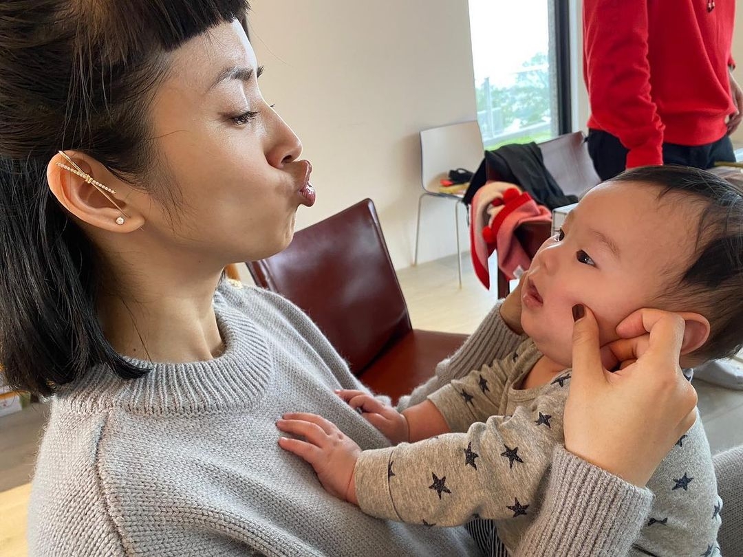 虽一度有传小俩口感情生变,但早前林依晨承认有到医院体检并已对备孕有所准备:「就等老天给我(小孩)就好,现在只能随缘」,婚变谣言不攻自破。 林依晨曾在媒体访问中被问及生小孩计划时,回应道:「其实生小孩这件事,也不知道该说努力还是不努力…任和想得到(小孩)的方式,我们都是过了…对我来说这是个蛮重要的历程」,言语间略带无奈,似间接证实了过程不太顺遂。