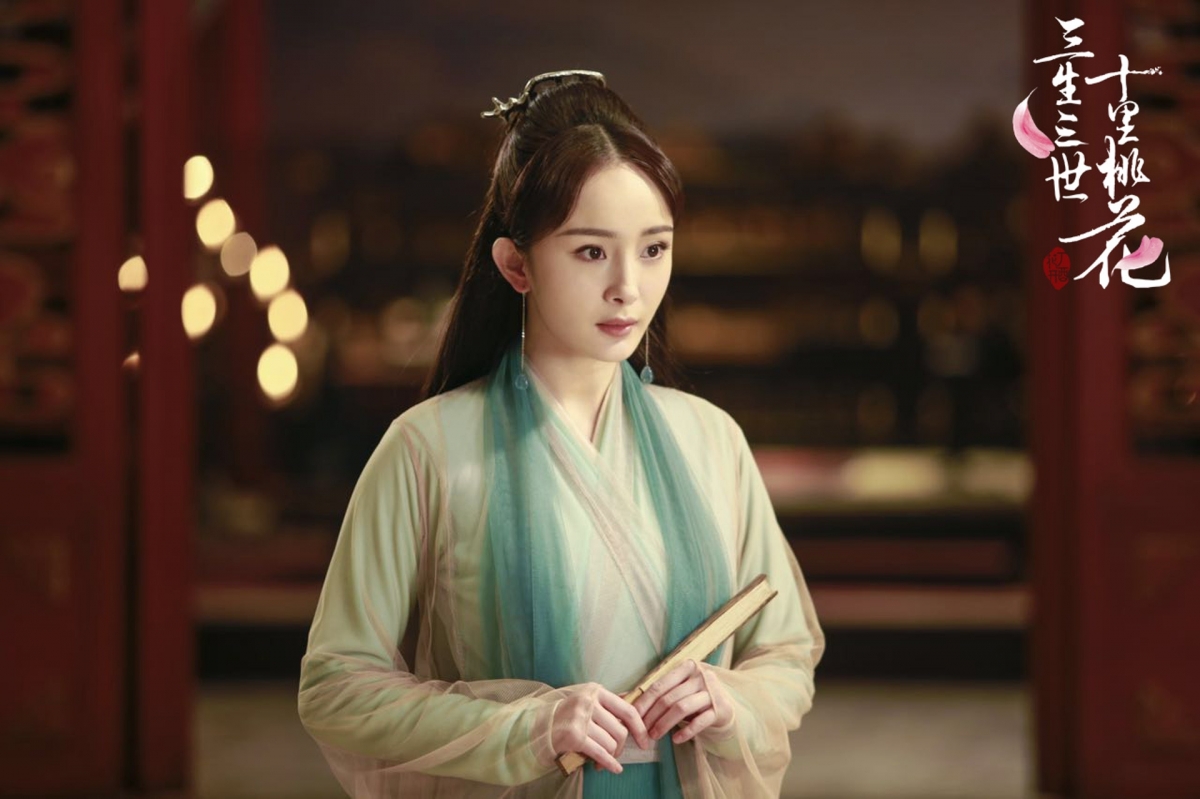 杨幂    杨幂在85小花行列中堪称“劳模代表”之一,针对其演技的网上评价和口碑其实一直以来都很两极化!一派网民认为她「光有颜值,没演技可言」,另一派网民则认为她并非没有演技,只是选择的角色都属于同一种路线,加上表演方面比较放不开、多年来没有什么突破~大家怎么看呢?