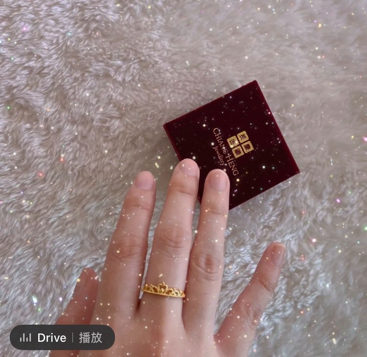 据网友博主们的阐述，该在逃系列「皇冠金戒」是以 916 足金工艺打造，戴在手上特别显手指细长，重点是款式低调又不失细节感，轻松凸显你温婉典雅的公主气质。