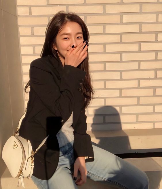 当对方和你说一个小范围事件,比如说“今天天气好热啊!”,如果你回答“是啊”的话,那么你就把这个话题聊“死”了!这个时候可以试着扩大时间线范围。