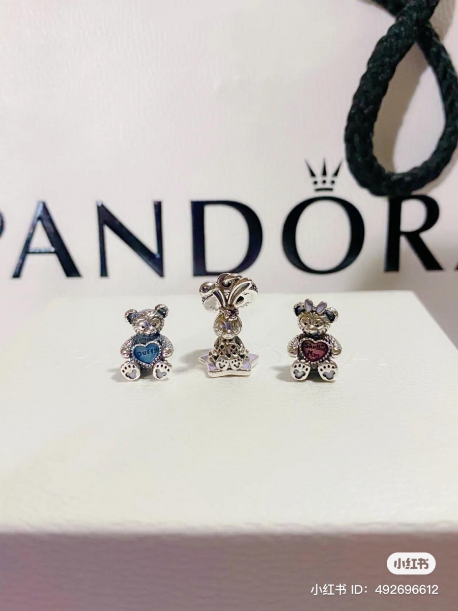 潘多拉周不定时都会和其它卡通联名，近期更是和迪士尼「达菲家族」推出合作款：「达菲」「雪莉玫」「星黛露」首饰吊坠来抢钱啦！