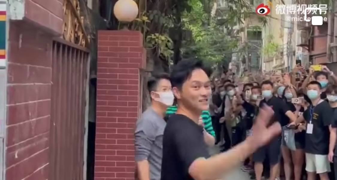大湾区哥哥们在录制间隙频频和当地民众打招呼+互动,十分亲民;现场还喊起大湾区口号,可见哥哥们人气十足啊~