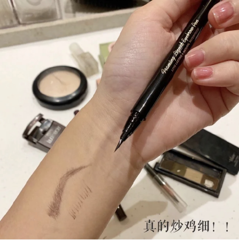 这款眉笔像平常使用的眼线液笔,可画出自然不生硬的眉毛