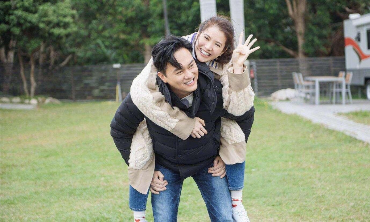 张智霖袁咏仪夫妇近几年不时会合体参加访谈、综艺节目时,某次张智霖剖白了自己对老婆的感情:「遇见她(袁咏仪),是幸运也是不幸」。