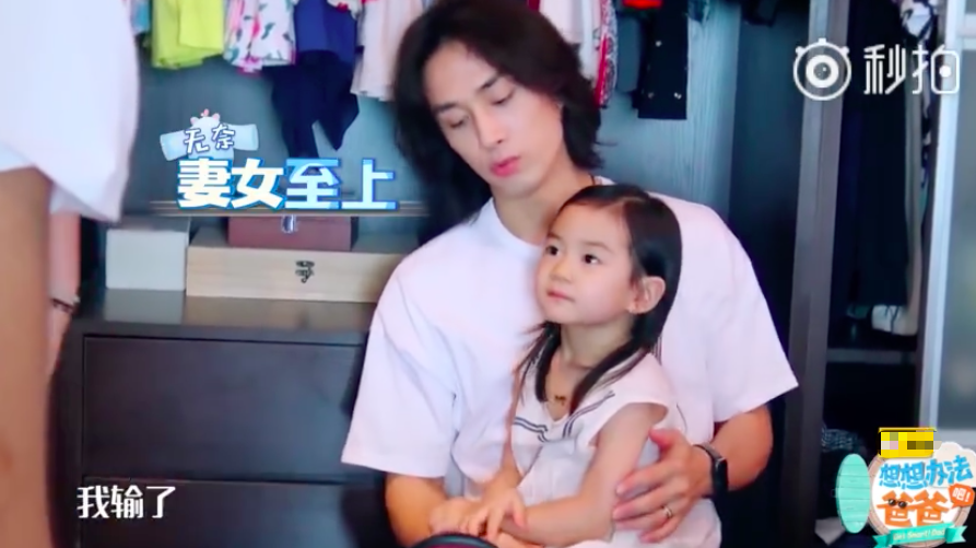 早前戚薇在某节目中公开了自己生育 LUCKY 场景,当时李承铉为了全程照顾待产的老婆也停下手上所有工作,女儿 LUCKY 出世那一刻,李承铉也亲自下手剪下脐带。戚薇声音哽咽地说「有你陪在我旁边我真得很安心,你是一个好老公,也是一个好爸爸」