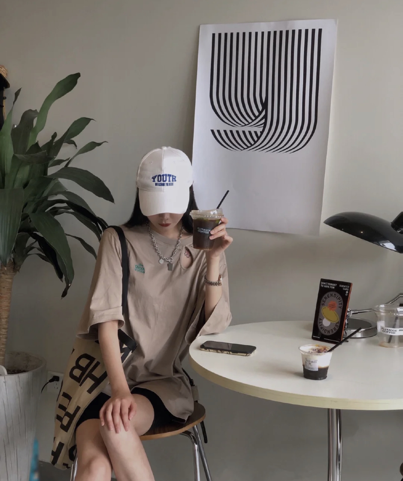 时尚girl可以搭配鸭嘴帽或渔夫帽,除了提升穿搭风格还能遮脸