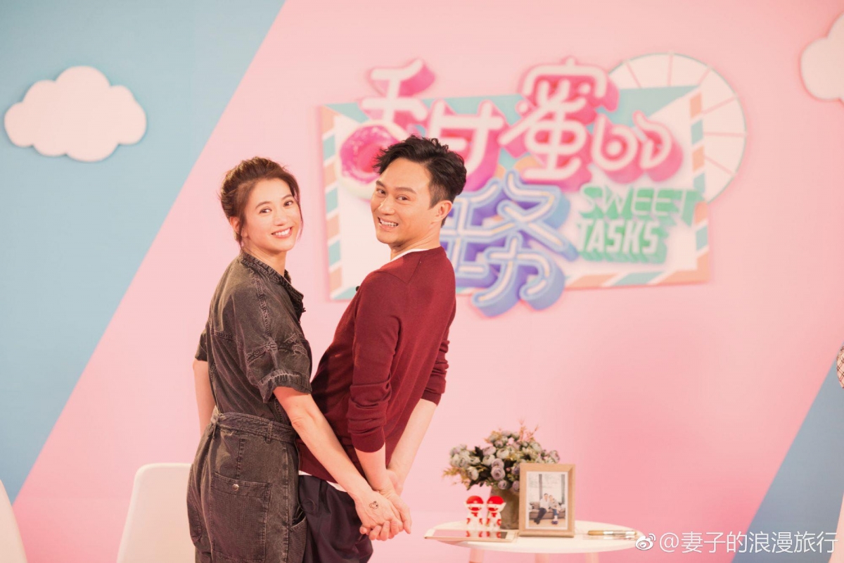 张智霖说,每次和老婆吵架都会主动认错,因为比起吵赢这场架,自己更珍惜俩人之间的感情,不想失去她。袁咏仪则坦言,夫妻情侣吵架很正常,但在气头上时很多话还是要记得想清楚了再说「因为有些说出去的话,是收不回来的,除非你不再爱这个人了。可是我还爱他啊!所以我(说话)就要小心一点」。