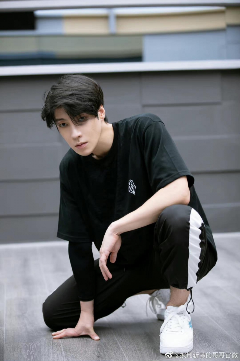 近日在《披荆斩棘的哥哥》中经常逗得哥哥们和观众们开怀大笑的「哈士奇」高瀚宇，去年和白鹿、罗云熙领衔主演甜宠剧《半是蜜糖半是伤》知名度骤升；其真名为高宇，比艺名高瀚宇只少了一个字；据悉因为真名高宇较普通没记忆点，且容易撞名，因此改名高瀚宇出道。