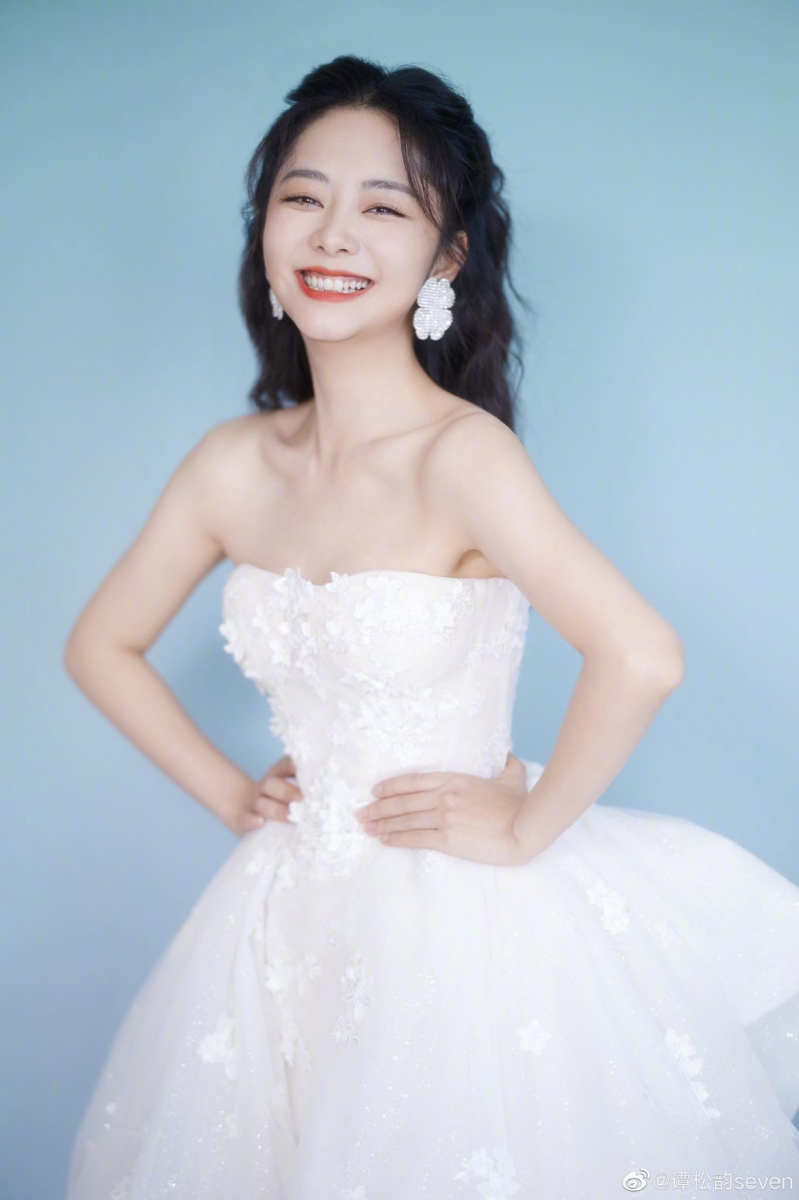 据悉谭松韵的妈妈原先为她取名谭晶晶，后来爸爸给她改名谭松韵，晶晶则成了家里人呼唤的小名。粉丝和网友们也特别喜欢以「晶晶」称呼谭松韵，觉得小名和爱笑的她很相符，像颗闪耀的星星一样「一闪一闪亮晶晶」～