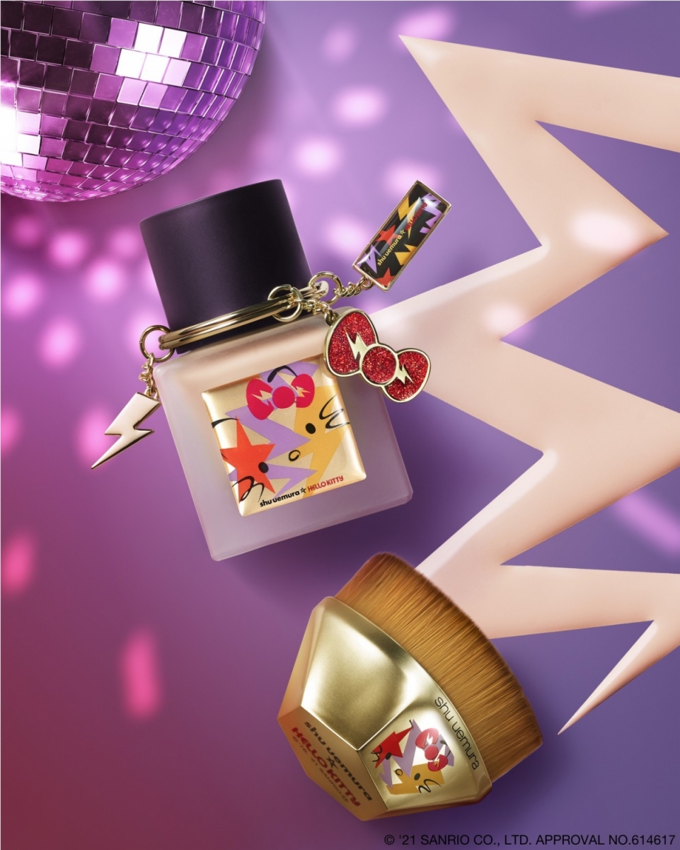 # 2021 shu uemura x HELLO KITTY圣诞限定系列粉底液 shu uemura「小方瓶」无极限超时轻粉底液是公认的底妆界超强战斗机,高级感「母胎好皮肤」妆效轻松Hold住!
