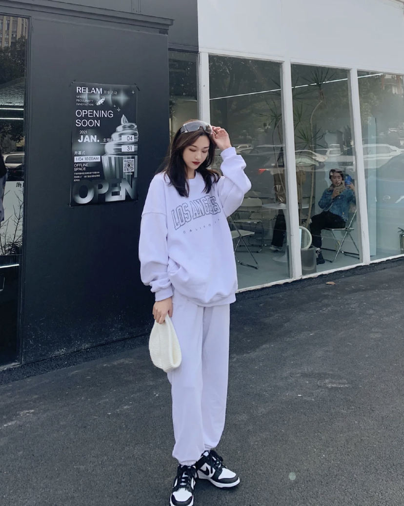 休闲又好看的卫衣套装绝对是懒人党必备!一整套同色系、风格的卫衣套装,让人不必花长时间去想如何搭配