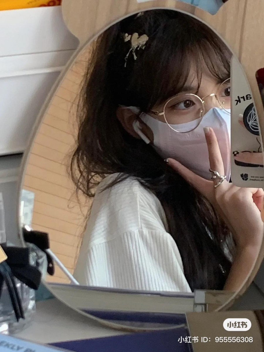 疗愈系深蓝色 X 柔嫩少女粉的色调相融合一，给人一种仙气飘飘的感觉，巨漂亮又百搭~网呼「根本是口罩 yyds」。